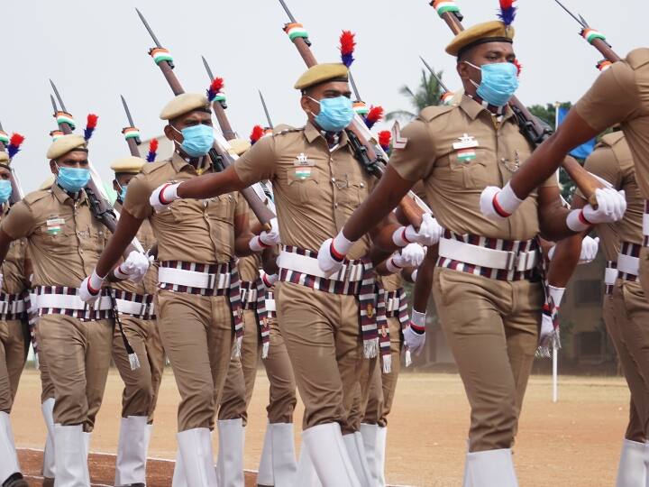 சீருடையில் காவலர்கள் அணிவகுப்பு மரியாதை செலுத்தினர்.