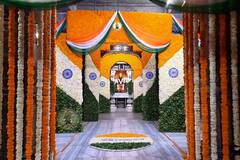 PHOTO : स्वातंत्र्यदिनाच्या निमित्त विठ्ठल मंदिरात 'तिरंगी उत्सव', फुलांची आकर्षक सजावट