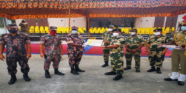 Independence Day 2021 BSF exchanges sweets, greetings with Border Guard Bangladesh Independence Day 2021 :  ৭৫তম স্বাধীনতা দিবস উপলক্ষে বিজিবি-র সঙ্গে মিষ্টি-শুভেচ্ছা বিনিময় বিএসএফের