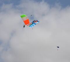 Azadi ka Amrut Mahotsav জয়সলমেরে ১০ হাজার ফুট থেকে ঝাঁপ তিনবাহিনীর ৭৫ স্কাইডাইভারের