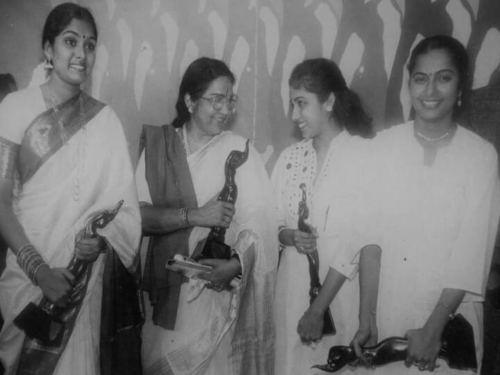 நெஞ்சத்தை கிள்ளாதே படத்திற்காக தமிழ்நாடு மாநில திரைப்பட விருதை வென்றார்
