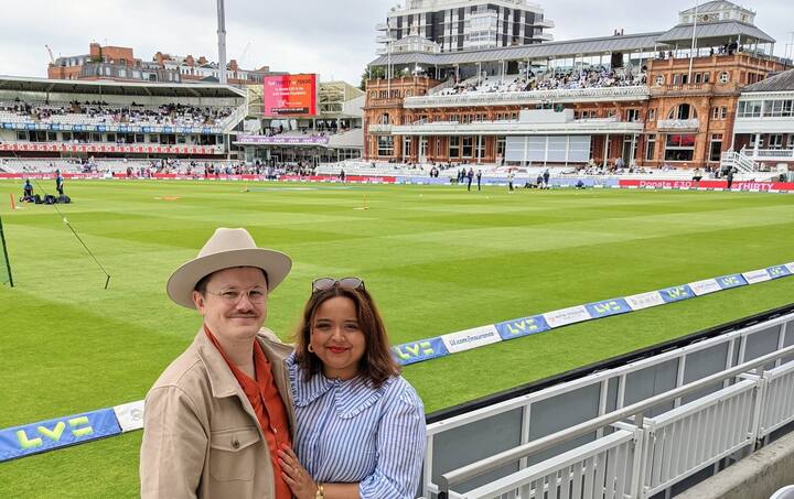 ট্যুইটারে অনুরাধা ছবি শেয়ার করে লেখেন, 'প্রিয় জায়গায় বাগদান! এর চেয়ে ভাল কিছু হতেই পারে না।'