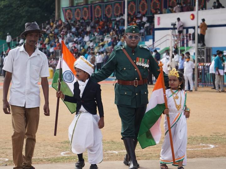75-வது சுதந்திர தின விழாவிற்கு தேசிய தலைவர்கள் வேடம் அணிந்து வரும் சிறுவர்கள்.