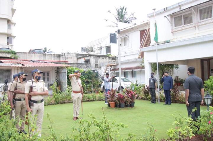 75 व्या भारतीय स्वातंत्र्य दिनानिमित विरोधी पक्षनेते देवेंद्र फडणवीस यांनी मुंबईतील शासकीय निवासस्थानी ध्वजारोहण केले.