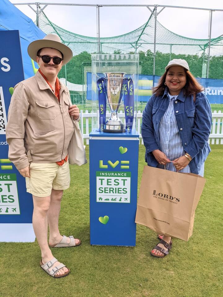 অনুরাধার সঙ্গেই খেলা দেখতে গিয়েছিলেন বেস্ট ফ্রেন্ড অ্যাংরি ফ্ল্যানেউজ়।