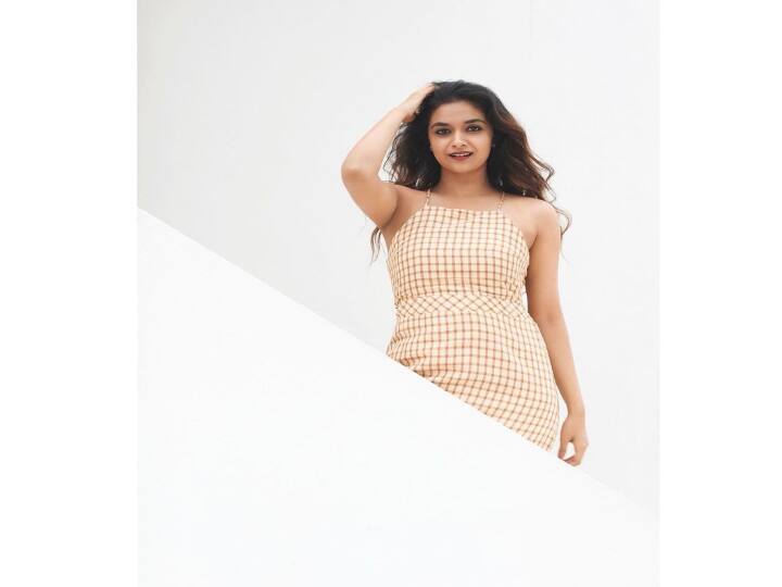 உன் பேரில் என் பேரை சேர்த்து.. விரலோடு உயிர்க்கோடு கோர்த்து..