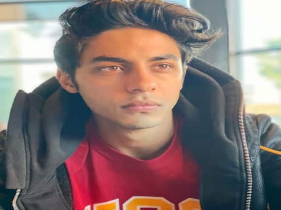 दो साल बाद सोशल मीडिया पर फिर एक्टिव हुए Aryan Khan, तस्वीर शेयर की तो फैंस बताने लगे पापा Shahrukh Khan की कार्बन कॉपी दो साल बाद सोशल मीडिया पर फिर एक्टिव हुए Aryan Khan, तस्वीर शेयर की तो फैंस बताने लगे पापा Shahrukh Khan की कार्बन कॉपी