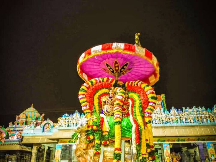 வெள்ளி ரிஷப வாகனத்தில், சந்திரசேகரர் உற்சவர் ஐந்தாம் பிரகாரத்தில் வீதி உலா