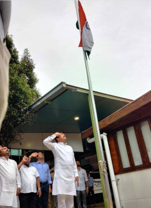 महाराष्ट्र काँग्रेस प्रदेशाध्यक्ष नाना पटोले यांनी मुंबई येथील शासकीय निवासस्थानी  आज स्वातंत्र्य दिनानिमित्त ध्वजारोहण केले.