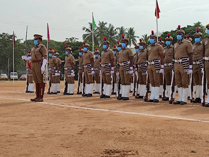 தேசியக்கொடிக்கு மரியாதை செலுத்தும் சிறப்பு காவல் படையினர்.