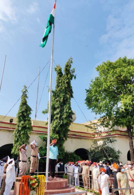 भारतीय स्वातंत्र्य दिनानिमित्त जिल्हाधिकारी कार्यालय अकोला येथे पालकमंत्री बच्चू कडू यांनी ध्वजारोहण केले.