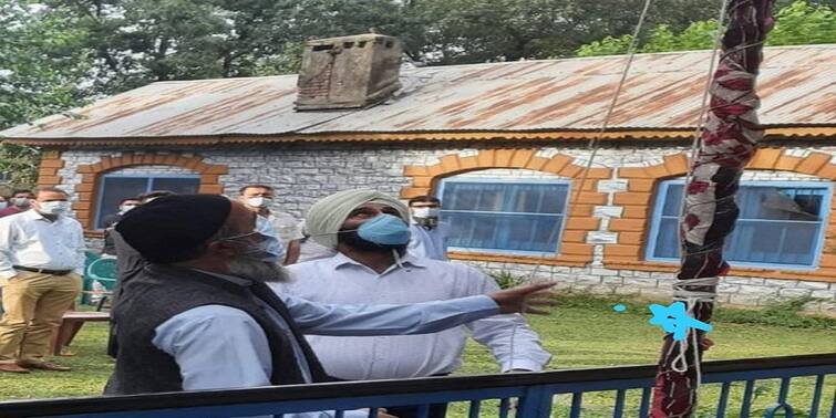 Independence Day Father of Hizbul Mujahideen terrorist Burhan Wani hoisted the national flag at a government school in JKs Tral Independence Day 2021 : গুজব উড়িয়ে তেরঙ্গা উত্তোলন বুরহান ওয়ানির বাবার, ভাইরাল ভিডিও