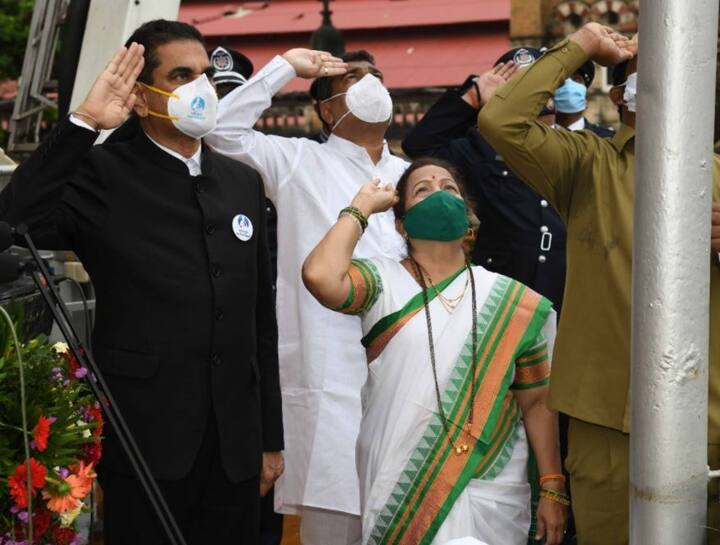 मुंबई महापालिकेत महापौर किशोरी पेडणेकर यांच्या हस्ते ध्वजारोहण करण्यात आलं.