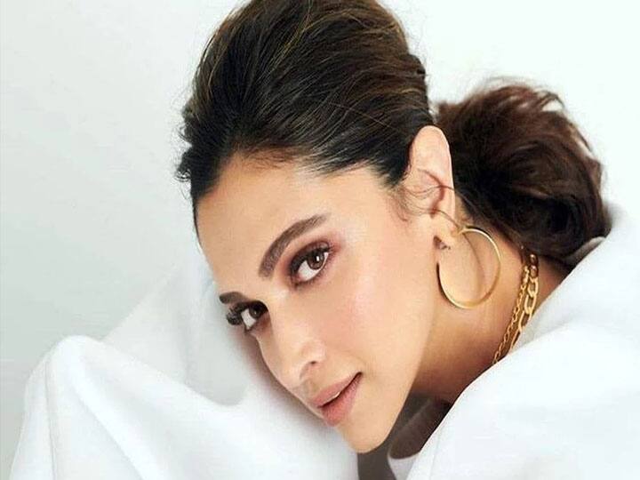 इस बात में कोई शक नहीं की बॉलीवुड एक्ट्रेस दीपिका पादुकोण बेहतरीन एक्ट्रेस में से हैं. इंस्टाग्राम पर फॉलोअर्स बटोरने की बात करें तो दीपिका भी पीछे नहीं हैं. इंस्टाग्राम पर उनकी करीब 59.2 मिलियन फैन फॉलोइंग है. अपने प्यारे पति रणवीर सिंह के साथ अपने शानदार फोटोशूट और प्यार भरी तस्वीरों के अलावा वो अक्सर अपने बचपन की यादों को अपने फैन्स के साथ साझा करती रहती हैं.
