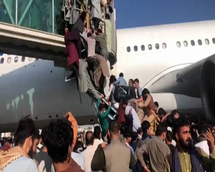 Afghanistan Taliban Crisis Kabul Airport Reopened For Evacuation Operations After 3000 Additional US Troops Afghanistan : काबुल विमानतळावर गोंधळ; अमेरिकेच्या तीन हजार सैन्यांच्या कुमकीनंतर विमानतळ पुन्हा सुरु