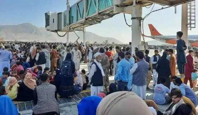 Firing at Kabul Airport Flights banned after 5 deaths shock to Indians trapped there કાબુલ એરપોર્ટ પર ફાયરિંગ:  5 લોકોના મોત બાદ ફ્લાઇટ બંધ, અફઘાનિસ્તામાં ફસાયા ભારતીયો
