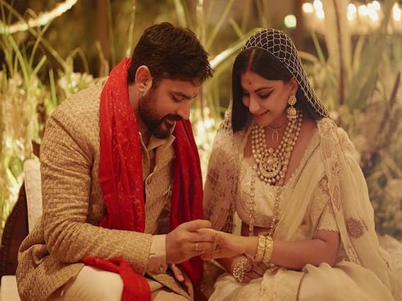 Anil Kapoor की छोटी बेटी Rhea Kapoor ने शेयर की अपनी शादी की पहली फोटो, देखें तस्वीरें Anil Kapoor की छोटी बेटी Rhea Kapoor ने शेयर की अपनी शादी की पहली फोटो, देखें तस्वीरें