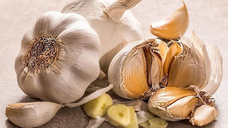 Kitchen Tricks: Does It Take You A Lot Of Time To Peel Garlic? These Tricks Will Help Do It In A Minute Kitchen Tricks: রসুনের খোসা ছাড়াতে নাজেহাল? রইল সহজ কিছু উপায়