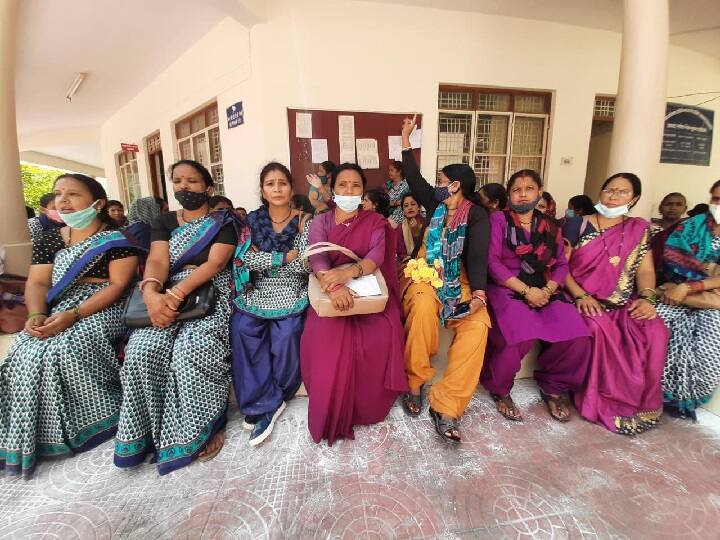 Rudraprayag: Anganwadi workers lost patience, demonstrations on demands, warned of violent agitation ann आंगनबाड़ी कार्यकत्रियों को टूटा सब्र, मांगों को लेकर किया धरना-प्रदर्शन, दी उग्र आंदोलन की चेतावनी