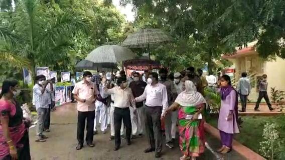 Nadu Nedu Students: నాడు నేడు బడుల ప్రారంభంలో విద్యార్థులకు పాట్లు.. వర్షానికి తడుస్తూ అధికారుల కోసం ఎదురు చూపులు