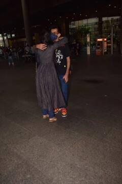 Yuzbendra Dhanshree Pics: এয়ারপোর্টে স্বামী যুজবেন্দ্র চাহালকে দেখেই জড়িয়ে ধরলেন ধনশ্রী ভার্মা