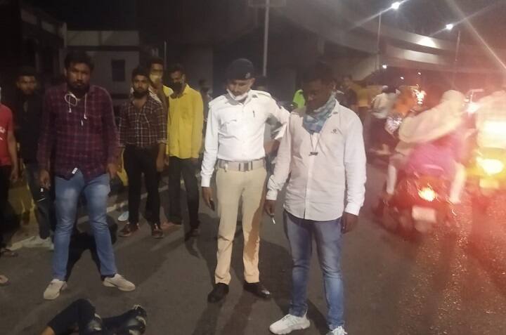 Ahmedabad : two bike accident on Ramol over bridge , youngster died on the spot Ahmedabad : રામોલ ઓવરબ્રિજ પર બે બાઇક વચ્ચે અકસ્માત; યુવકનું ઘટનાસ્થળે જ મોત, દંપતી ગંભીર