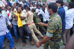 Ramya Murder: రమ్య మృతదేహం తరలింపు అడ్డగింత.. ఆస్పత్రి వద్ద ఉద్రిక్త పరిస్థితులు, ఫ్యామిలీకి నగదు చెక్కు అందించిన హోంమంత్రి