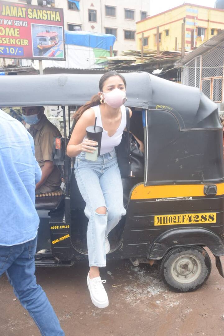 हमारे बॉलीवुड स्टार काफी डाउन टू अर्थ है और उन्हें अब हर जगह जाने के लिए बड़ी-बड़ी गाड़ियों की कोई जरूरत नहीं. कम से कम सोमवार को वर्सोवा में स्पॉट हुई आलिया भट्ट को देखकर तो ये कहा ही जा सकता है.