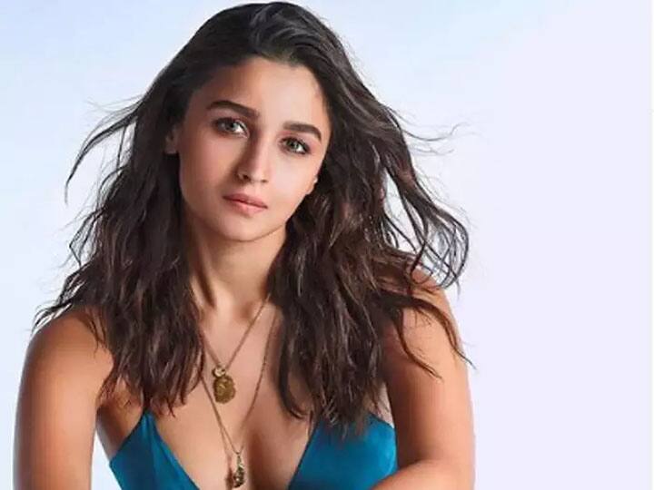 आलिया भट्ट ने अपनी फिल्मों में शानदार प्रदर्शन कर के बॉलीवुड में एक खास जगह बनाई है. इंस्टाग्राम पर एक्ट्रेस के करीब 54.6 मिलियन फॉलोअर्स हैं. 'राज़ी' एक्ट्रेस अक्सर पोस्ट और आने वाली फिल्मों की जानकारी के अलावा फिटनेस रूटीन की झलक साझा करती दिखाई देती हैं.