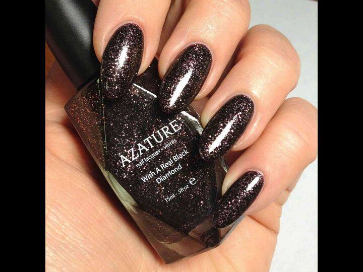 Azature’s Black Diamond Nail Polish:  93 करोड़ की लिपस्टिक के बाद अब नंबर आता है नेल पॉलिश का. Azature’s Black Diamond दुनिया की सबसे महंगी नेल पॉलिश है. इसका ब्रांड लॉस एंजिल्स में स्थित है और लक्ज़री ज्वैलर एज़ेचर द्वारा बनाई जाती है. बता दें कि इस नेल पेंट की कीमत 1 करोड़ 63 लाख रुपये है. ऊपर बताई गई लिपस्टिक की तरह इस नेल पॉलिश में 267-कैरेट का ब्लैक डायमंड हैं.