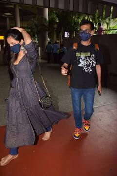 Yuzbendra Dhanshree Pics: এয়ারপোর্টে স্বামী যুজবেন্দ্র চাহালকে দেখেই জড়িয়ে ধরলেন ধনশ্রী ভার্মা