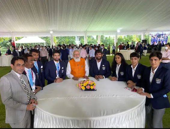 ਪੀਐਮ ਮੋਦੀ ਨੇ ਟੋਕੀਓ ਓਲੰਪਿਕਸ ਵਿੱਚ ਗਈ ਭਾਰਤੀ ਕੁਸ਼ਤੀ ਟੀਮ ਨਾਲ ਗੱਲਬਾਤ ਕੀਤੀ। ਪਹਿਲਵਾਨ ਰਵੀ ਦਹੀਆ ਨੇ ਭਾਰਤ ਲਈ ਚਾਂਦੀ ਦਾ ਤਗਮਾ ਜਿੱਤਿਆ। ਦੂਜੇ ਪਾਸੇ ਬਜਰੰਗ ਪੁਨੀਆ ਨੂੰ ਕਾਂਸੀ ਦਾ ਤਗਮਾ ਮਿਲਿਆ।