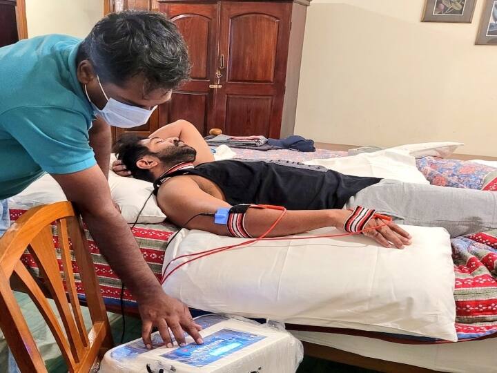 Arun Vijay injured on shooting spot in his film AV33 AV33 |சண்டைக்காட்சியின் போது வலது கையில் காயம் -  சிகிச்சை எடுக்கும் புகைப்படத்தை வெளியிட்ட அருண் விஜய்!