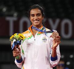 PV Sindhu |  बॅडमिंटन स्टार पी. व्ही. सिंधूच्या साडीमधल्या लूकने वेधले चाहत्यांचे लक्ष, साडीची किंमत ऐकून व्हाल थक्क!