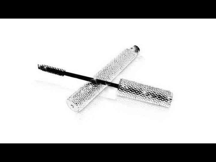 H. Couture Beauty Diamond Mascara: एच. कूटुर ब्यूटी दुनिया का सबसे महंगा ब्रांड है. डायमंड लिपस्टिक के बाद ये कंपनी मस्कारा भी बनाती है. हालांकि, कंपनी ने इस डायमंड मस्कारे के सीमित पीस ही बनाए थे, लेकिन यह दुनिया का अब तक का सबसे महंगा मस्कारा था. इसकी बॉडी पर 1,000 हीरे जड़े हुए थे और इसका ढक्कन सोने का बना हुआ है. इसकी कीमत 44,303 रुपये की है.