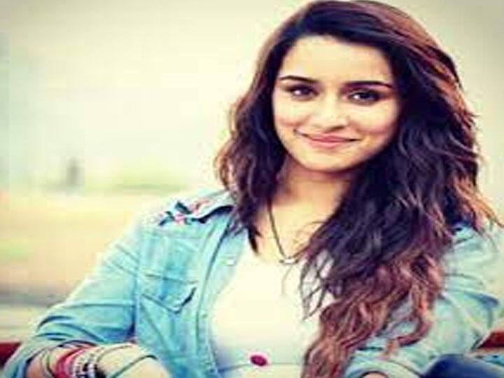 प्रियंका चोपड़ा के बाद बॉलीवुड ब्यूटी श्रद्धा कपूर हैं. 'स्त्री' स्टार की इंस्टाग्राम पर 64.8 मिलियन फैन फॉलोइंग है. श्रद्धा का इंस्टाग्राम अकाउंट इस बात की गवाही देता है कि वो एक साधारण और सुखी जीवन जीती हैं. वो अक्सर अपने दोस्तों के साथ मनमोहक पल की तस्वीरें शेयर करती हैं.