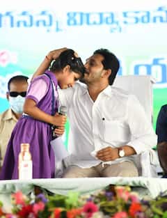 Nadu Nedu Phase 2: ఉపాధ్యాయుడిలా బోర్డుపై రాసిన సీఎం జగన్.. థాంక్యూ జగన్ మామ అని చెప్పిన విద్యార్థులు