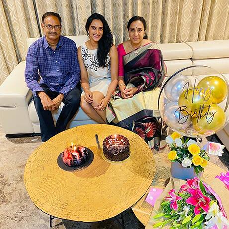 साडीमध्ये मृणमयीचे सौंदर्य खूपच खुलुन दिसतेय. परंतु मनिष मनोहत्राने डिजाईन केलेल्या या साडीची किंमत तब्बल 1 लाख 95 हजार आहे. (photo tweeted by : @Pvsindhu1)