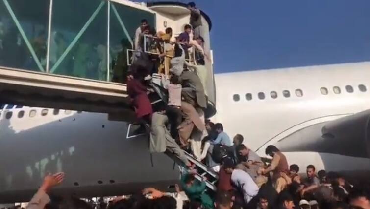 people rushing into the Kabul airport terminal Afghanistan: કોઈ મેળો કે બસ સ્ટેન્ડ નથી, કાબુલ એરપોર્ટની આ સ્થિતિ છે