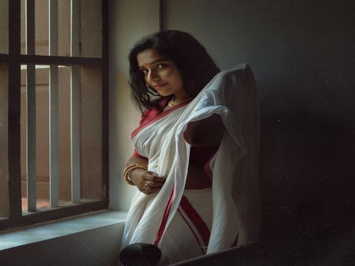 ஒன்பது துளையில் எண்பது ராகம் என்னை வந்து தீண்டும்