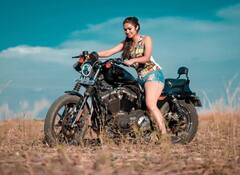 Big Boss Beauty Divi: కుర్రాళ్ల గుండెలు పిండేసేలా హార్లీ డేవిడ్సన్ బైక్‌పై దివి హాట్ ఫొటోషూట్..