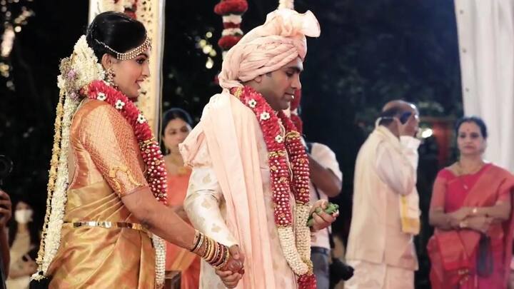 ऐश्वर्या राय (Aishwarya Rai) ने हाल ही में कज़िन श्लोका शेट्टी का वेडिंग फंक्शन अटेंड किया था. जिसकी तस्वीरें सोशल मीडिया पर काफी तेजी से वायरल हो रही हैं. (फोटो – सोशल मीडिया)