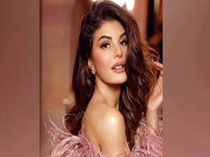 जैकलीन फर्नांडीज ने सोशल मीडिया पर अपने लिए काफी फैन फॉलोइंग बटोर ली है. इंस्टाग्राम पर उन्हें करीब 53.9 मिलियन लोग फॉलो करते हैं. उनकी पोस्ट हमेशा खुशियों से भरी होती है. उनके फैन्स उन्हें इसी अंदाज के लिए पसंद करते हैं.