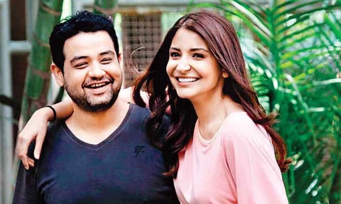 अनुष्का शर्मा- कर्णेश शर्मा एक्ट्रेस अनुष्का शर्मा अपने भाई कर्णेश के काफी करीब हैं. दोनों एक साथ मिलकर प्रोडक्शन हाउस भी मैनेज करते हैं. हाल ही में इसी प्रोडक्शन हाउस के वेब शो पाताललोक ने काफी सुर्खियां बटोरी थीं. एक इंटरव्यू के दौरान अनुष्का ने कहा था कि वो स्टेट लेवल तक क्रिकेट खेल चुके हैं और वो मेरे स्टार हैं.