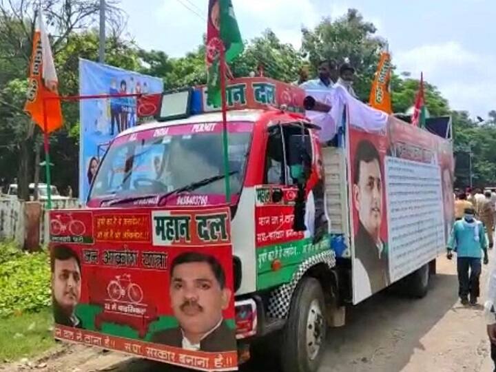 Pilibhit: Janakrosh Yatra of SP and Mahan Dal started, Naresh Uttam Patel shown green signal ann सपा और महान दल की संयुक्त जनाक्रोश यात्रा शुरू, नरेश उत्तम पटेल ने दिखाई हरी झंडी