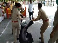 Aligarh: एसएसपी ऑफिस पहुंचकर महिला ने कैरोसीन डालकर जान देने की कोशिश की, मची अफरा-तफरी