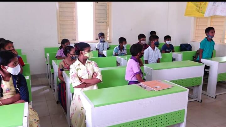 విద్యార్థులు, ఉపాధ్యాయులు, సిబ్బంది తప్పనిసరిగా మాస్కులు ధరించాలి.