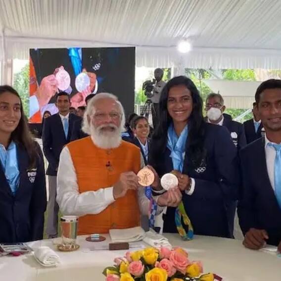 PM Modi on Tokyo Olympics: নিজের বাসভবনে নীরজ চোপড়া, পিভি সিন্ধুদের সঙ্গে দেখা করলেন প্রধানমন্ত্রী