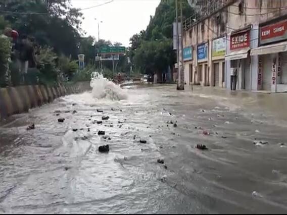 Kanpur News: बीच सड़क पर फूटा भ्रष्टाचार का फव्वारा, मेयर ने पिछली सरकार पर दोष मढ़ा Kanpur News: बीच सड़क पर फूटा भ्रष्टाचार का फव्वारा, मेयर ने पिछली सरकार पर दोष मढ़ा