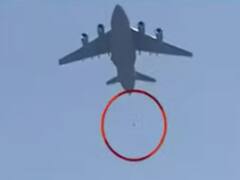 Afghanistan News: काबुल एयरपोर्ट पर भारी अफरातफरी, उड़ती प्लेन के विंग्स पर बैठे यात्री गिरे